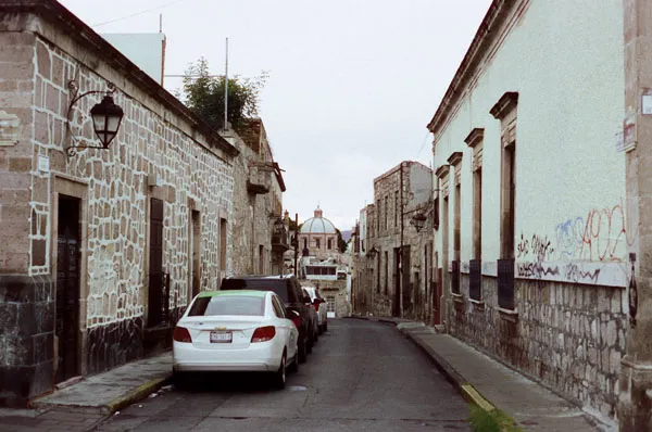 Cuando escucho canciones de amor, pienso en ti y en un instante, estoy en un lugar nuevo. Lejos de mi hogar